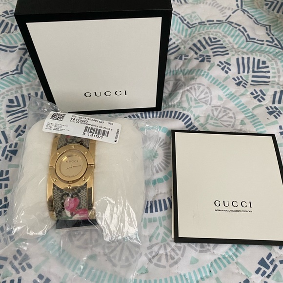 NWT Authentic Gucci Bracelet Watch Gold - Picture 2 of 11